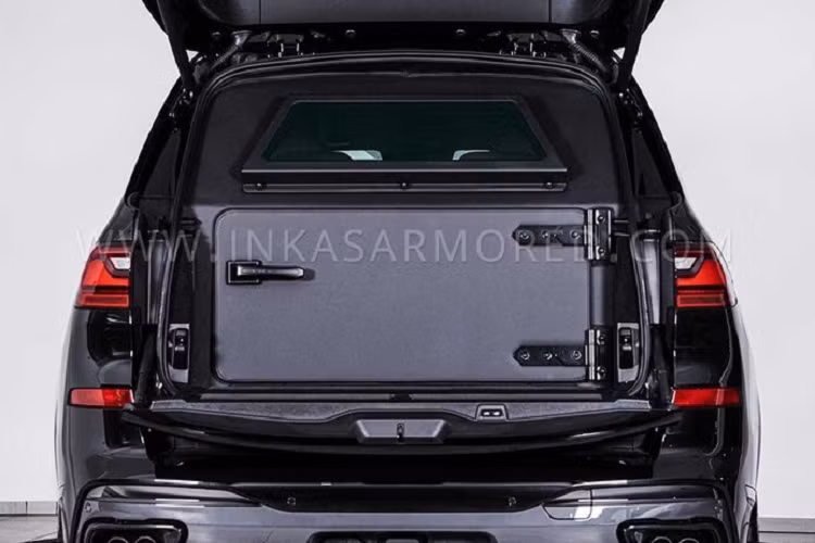 Với phần trọng lượng gia tăng, hệ thống treo của BMW X7 rõ ràng cũng cần được sửa đổi, xe cũng được lắp lốp run-flat để di chuyển tốt. Bộ pin và mô-đun điều khiển điện tử cũng có thêm phần bảo vệ theo tiêu chuẩn.