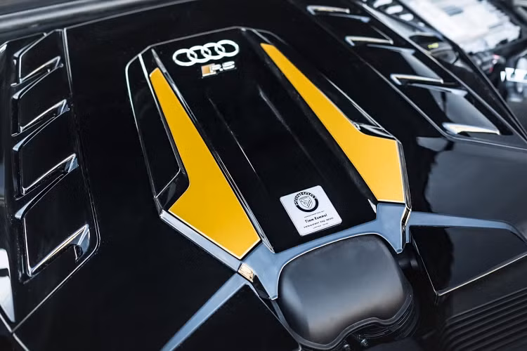 Ngoài ra, xe được trang bị bộ bodykit mới với phần líp trước gắn dưới cản, thân xe được bổ sung thêm các tấm vè ốp thân rộng cũng như líp hông được kéo rộng để tăng tính liền mạch cho các phần vè ốp hốc bánh xe. Xe được trang bị tới hai cánh gió phía sau, một cánh gió gắn trên nắp trên cốp sau, một cánh gió nhô ra được gắn ngay trên phần đèn chiếu sáng LED dải, từ đó tăng tính góc cạnh cho chiếc SUV đến từ Đức.