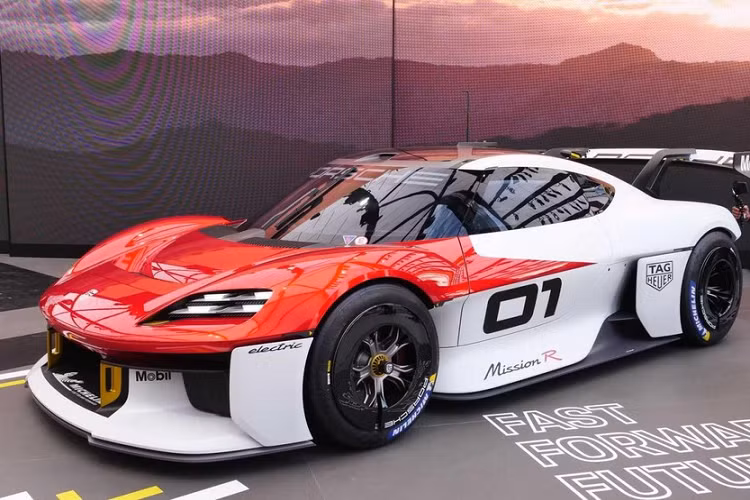 Tại Triển lãm Ô tô Munich 2021, hãngPorsche đã giới thiệu mẫu xe đua chạy điện đầu tiên của mình - Porsche Mission R 2022 mới, qua đó tiến thêm một bước trên sứ mệnh điện khí hóa dòng sản phẩm của mình.