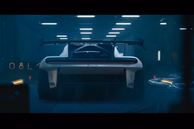 Nói đến thân vỏ, Porsche cho biết nó được làm bằng nhựa gia cố bằng sợi tự nhiên (NFRP), và chất liệu tương tự cũng được áp dụng phần lớn trong nội thất. Cấu trúc an toàn của xe đua được làm bằng vật liệu hỗn hợp sợi carbon đảm bảo khả năng bảo vệ cao cho người lái.