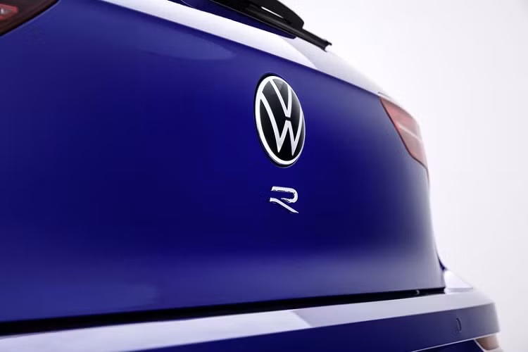 Về mặt hiệu suất, Volkswagen Golf R bản 328 mã lực chắc chắn sẽ nhanh hơn so với Golf R hiện tại (tăng tốc từ 0 - 100 km/h trong 4,7 giây), tốc độ tối đa cũng có thể nhỉnh hơn một chút mức 250 km/h.