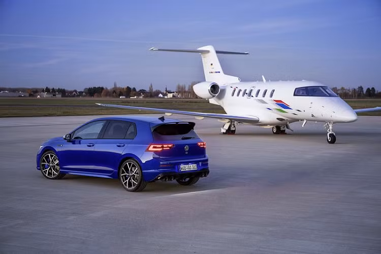 Mức giá xe Volkswagen Golf R 2021 hiệu năng cao và ngày ra mắt chưa được công bố, nhưng chắc chắn phiên bản này mạnh mẽ hơn sẽ được đặt tên là Golf R “Plus”, xe được cho rằng sẽ ra mắt vào cuối năm nay.