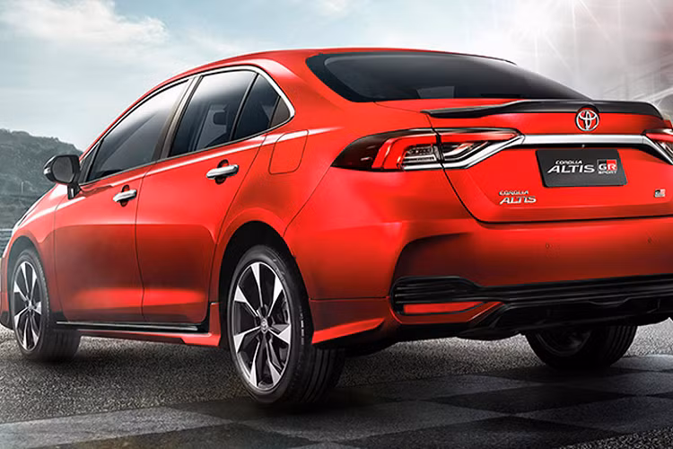 Không có thay đổi về động cơ và hệ truyền động, Corolla Altis 2021 tại Thái Lan vẫn duy trì các phiên bản động cơ 1.6L và 1.8L hút khí tự nhiên. Tất cả phiên bản đều sử dụng hộp số tự động biến thiên vô cấp CVT. Phiên bản và giá xe Toyota Corolla Altis 2021 tại Thái Lan: 1.6 J Limo 839.000 bath (642 triệu đồng); 1.6 G CVT 879.000 bath (672 triệu đồng); 1.8 CVT Sport 964.000 bath (737 triệu đồng); 1.8 GR-Sport CVT (Mới) 1.099.000 bath (841 triệu đồng)