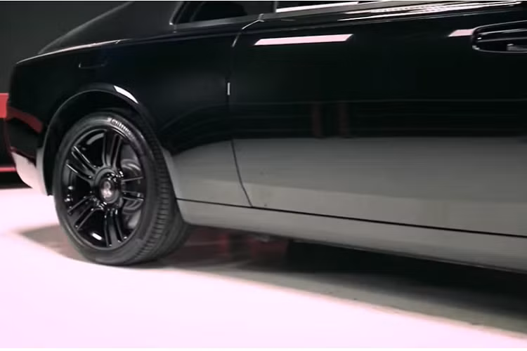 Sau đó, các chuyên gia về thân xe của West Coast Customs hoàn thiện hình dáng cho chiếc xe rồi đưa vào phòng sơn, cụ thể chiếc Wraith độc đáo được sơn bạc bóng kết hợp xám mờ.
