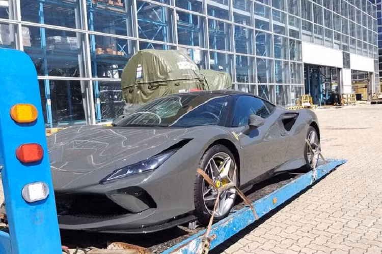Màu sơn xám xi măng Grigio Scuro của Ferrari F8 Tributo là một tùy chọn khá đắt đỏ nhưng nó cũng "đáng đồng tiền bát gạo" khi tôn lên được mọi đường nét quyến rũ của F8 Tributo.