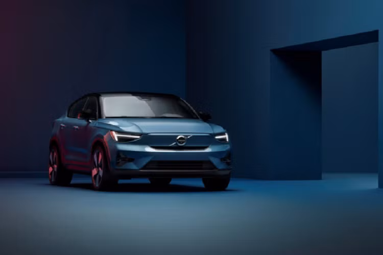 Giá xe Volvo C40 Recharge 2022 chứ được công bố, nó sẽ đi vào sản xuất vào mùa thu năm nay, được chế tạo cùng với XC40 Recharge tại nhà máy của hãng ở Ghent, Bỉ. Mẫu SUV chạy điện hiện chỉ được mở bán online.