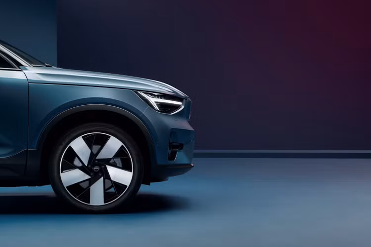 Giống như XC40 Recharge, Volvo C40 mới sở hữu hệ thống thông tin giải trí Android được hợp tác phát triển với Google, cung cấp các ứng dụng và dịch vụ tích hợp sẵn của Google như Google Maps, Google Assistant và Google Play. Mẫu xe điện mới cũng đi kèm với khả năng kết nối dữ liệu không giới hạn