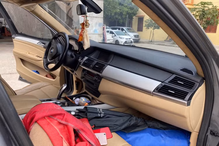 Dưới nắp ca-pô của BMW X5 xDrive30i là khối động cơ 6cyl thẳng hàng, dung tích 3.0L (N52B30) tăng áp mạnh mẽ sản sinh công suất tối đa 268 mã lực tại vòng tua 6.650 vòng/phút và mô men xoắn cực đại 302 Nm ở vòng tua 5.800 vòng/phút. Sức mạnh được truyền xuống hệ dẫn động bốn bánh toàn thời gian (xDrive) thông qua hộp số tự động 6 cấp.
