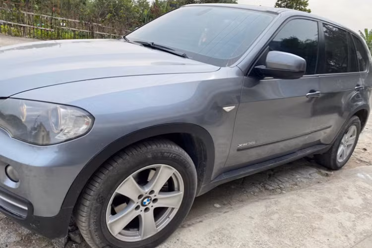 Dòng xe SUV (BMW gọi là SAV) BMW X5 được đánh giá cao trong phân khúc SUV hạng sang cỡ trung về khả năng vận hành, khi đem đến trải nghiệm cầm lái thể thao, chân thực và phấn khích khó nhầm lẫn với bất kì chiếc xe nào trong cùng phân khúc. Những ưu điểm này giúp BMW X5 tăng sức cạnh tranh với “người đồng hương” Audi Q7 và Mercedes-Benz GLE hay cả Lexus RX cho đến này nay.