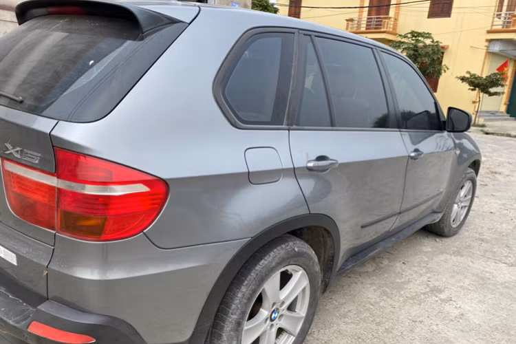 Chính vì thế, X5 luôn là đích đến của các khách hàng trung niên yêu thích SUV Đức, đặc biệt với những “Bimmer” có cảm tình với thương hiệu xe Đức. Khác với “người anh em” crossover X6 (E71) cùng thế hệ, X5 (E70) ít kén người chơi hơn vì X5 có tính đa dụng và linh hoạt thích hợp để phục vụ cho gia đình như hàng ghế thứ 2 thoải mái hơn, bên cạnh hàng ghế thứ 3 cũng đáp ứng cho nhu cầu mua xe chở nhiều người.
