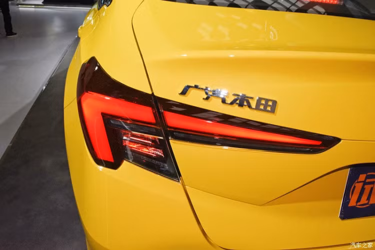 Ngoài kích thước, mẫu xe sedan Honda Integra 2022 còn có thiết kế khác biệt nhẹ so với Civic, nhất là phần đầu xe. Tại đây, chúng ta sẽ bắt gặp lưới tản nhiệt cỡ lớn hơn và đi kèm mắt lưới hình tổ ong thay vì nan nằm ngang như Honda Civic 2022. Trong khi đó, logo của hãng Honda nằm trọn vẹn bên trong lưới tản nhiệt chứ không "nửa trong, nửa ngoài" như Civic mới.
