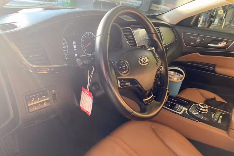 Kia Quoris là mẫu sedan thuộc phân khúc sedan cỡ lớn, mang tham vọng cạnh tranh với Mercedes-Benz S-Class hay BMW 7 Series. Tại Việt Nam, giá bán 2,7 tỷ đồng của Quoris người mua có thể “dư dả” tìm đến lựa chọn các mẫu xe sang khác, kích thước nhỏ hơn, định vị ở phân khúc sedan hạng sang cỡ trung như: Lexus ES, BMW 5 Series hay Mercedes-Benz E-Class.