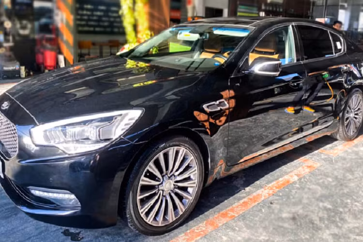 Những chiếc Kia Quoris tại Việt Nam lăn bánh trên đường phố khá ít, vì đây là dòng xe kén khách chơi. Mẫu xe Kia Quoris được Kia Việt Nam phân phối với giá 2,708 tỷ đồng. Trên thực tế, rất ít khách hàng tại Việt Nam chấp nhận “xuống tiền” hơn 2,5 tỷ đồng cho mẫu xe sedan mang thương hiệu phổ thông Kia. Mặc dù giá bán của Quoris hấp dẫn hơn nhiều so với lựa chọn các mẫu sedan hạng sang cỡ lớn đến từ Đức.