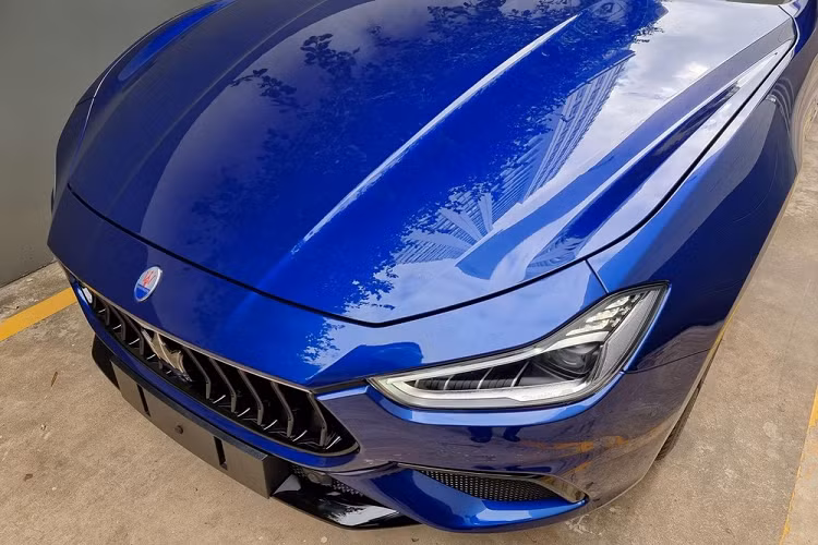 Những điểm nổi bật bên ngoài của mẫu xe sang Maserati Ghibli Hybrid như cùm phanh, 3 viền khe gió nổi tiếng của xe Maserati bên hông xe, sau bánh xe trước và cuối cùng logo đinh ba đặc trưng trên cột C có dấu gạch dưới đều được hoàn thành màu xanh dương