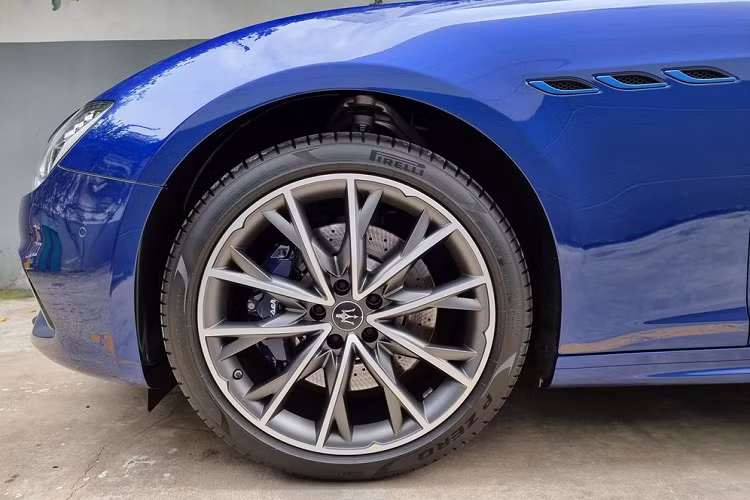 Chiếc xe sang Maserati Ghibli Hybrid đầu tiên về dải đất hình chữ S có ngoại thất sơn màu xanh dương mang mã Blu Emozione nên vô tình làm cho các chi tiết này không được nổi bật, toát lên vẻ thời trang và gam màu xanh thân thiện môi trường được hãng xe Ý cất công làm trên mẫu xe này.
