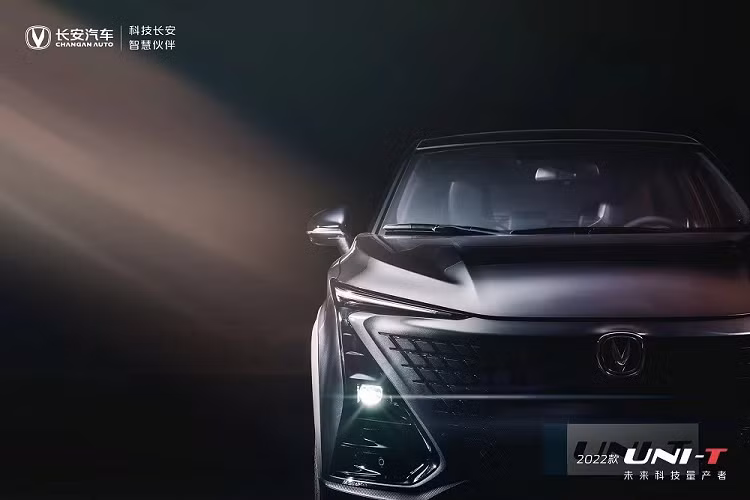 Qua những hình ảnh này, có thể thấy mẫu xe crossover Changan UNI-T 2.0T 2022 sở hữu thiết kế không khác gì phiên bản cũ. Được áp dụng phong cách thiết kế mang hơi hướng tương lai, mẫu ôtô Trung Quốc này sở hữu lưới tản nhiệt cỡ lớn với mắt lưới "ma trận" và đi kèm logo hình chữ "V".