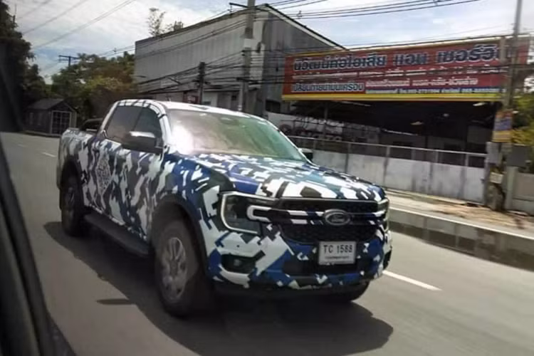 Đúng như dự doán trước đó, phần đầu xe Ford Ranger thế hệ mới sử dụng cụm đèn pha full-LED cỡ lớn, tích hợp dải đèn LED định vị tạo hình chiếc boomerang, phong cách thiết kế của Ranger 2022 mang hơi hướng dòng bán tải cỡ lớn Ford F-150. Ngoài ra, cụm lưới tản nhiệt cỡ lớn nhiều nan thiết kế khoẻ khoắn là một chi tiết không thể bỏ qua.