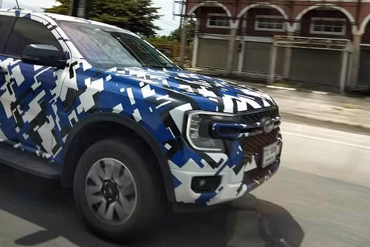 Phần đầu xe thiết kế mới là điểm đột phá của xe bán tải Ford Ranger 2022, hứa hẹn sẽ tiếp tục chinh phục nhiều khách hàng đề cao thiết kế bán tải mạnh mẽ và nam tính. Từ phía sau, nắp thùng sau của Ranger 2022 mang những đường gân khoẻ khoắn, chi tiết tay nắm mở thùng sau tích hợp đèn LED (phanh) thiết kế chắc chắn, đầy nam tính. Ngoài ra, Ford Ranger 2022 còn được thiết kế bộ mâm mới 6 chấu kép, phối 2 tông màu.