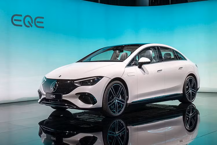 Theo đó, trên trang chủ của Mercedes-Benz Việt Nam mới đây đã cập nhật những hình ảnh kèm thông tin về bộ đôi xe điện mới nhất của hãng là mẫu sedan Mercedes-Benz EQE và EQB. Động thái này nhanh chóng làm dấy lên nghi vấn về việc thương hiệu Ngôi sao ba cánh có thể sẽ sớm đưa những mẫu xe điện của hãng về nước và trở thành kẻ tiên phong trong thị trường xe sang chạy điện, vốn còn rất mới mẻ tại Việt Nam.