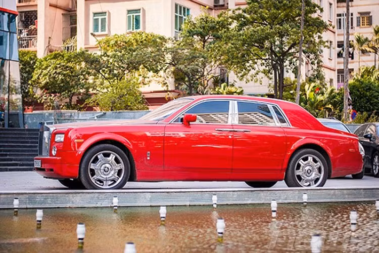 "Trái tim" của chiếc xe siêu sang Rolls-Royce Phantom màu đỏ vẫn sở hữu khối động cơ V12, dung tích 6,75 lít, sản sinh công suất tối đa 453 mã lực ở vòng tua máy 5.350 vòng/phút và mô-men xoắn cực đại 720 Nm ở vòng tua 3.500 vòng/phút. Xe đi kèm hộp số tự động 6 cấp.