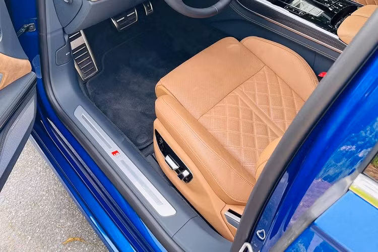 Hiện tại, vẫn chưa rõ mức giá xe Audi S8 2021 đầu tiên tại dải đất hình chữ S, chỉ biết rằng, tại nước ngoài, dòng xe Audi S8 thế hệ mới có giá tại nước ngoài là 129.500 đô la, tương đương 2,9 tỷ đồng, mức giá này cao hơn 44.300 đô la, khoảng 1 tỷ đồng so với giá xe Audi A8.