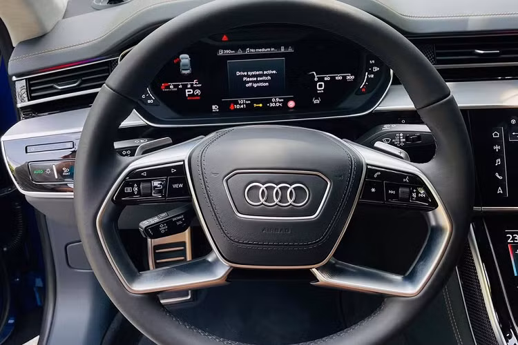 Phiên bản Audi S8 2021 có hốc gió trước khác so với Audi A8, ngoài ra xe có đèn pha LED đẹp mắt. Điểm ấn tượng nhất của Audi S8 thế hệ mới chính là việc xe được trang bị động cơ V8, dung tích 4.0 lít, tăng áp kép, cho ra công suất tối đa 563 mã lực và mô-men xoắn cực đại lên đến 800 Nm. Động cơ này còn kết hợp của hệ thống hybrid nhẹ 48 volt.