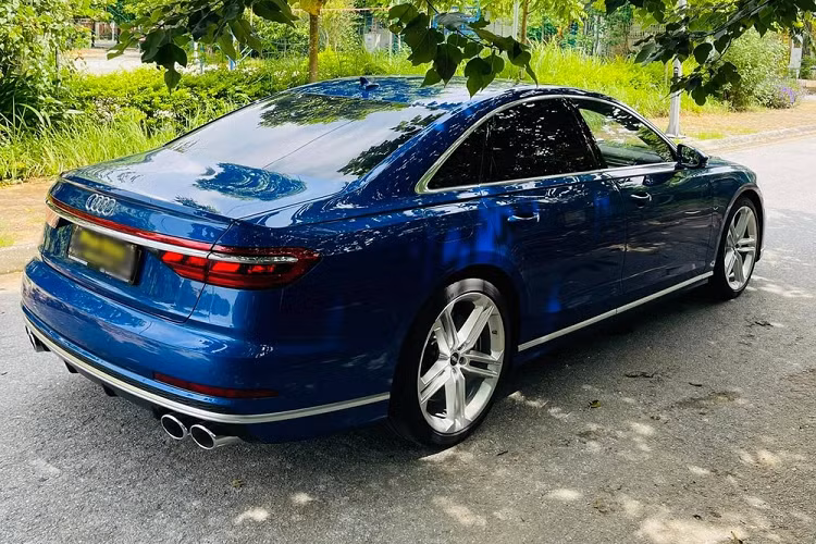 Dù được phát triển từ sedan hạng sang đầu bảng Audi A8 nhưng Audi S8 thế hệ mới cũng có những điểm khác biệt như các hốc gió to hơn, thể thao cùng với đó là bộ mâm 5 chấu kép thể thao.