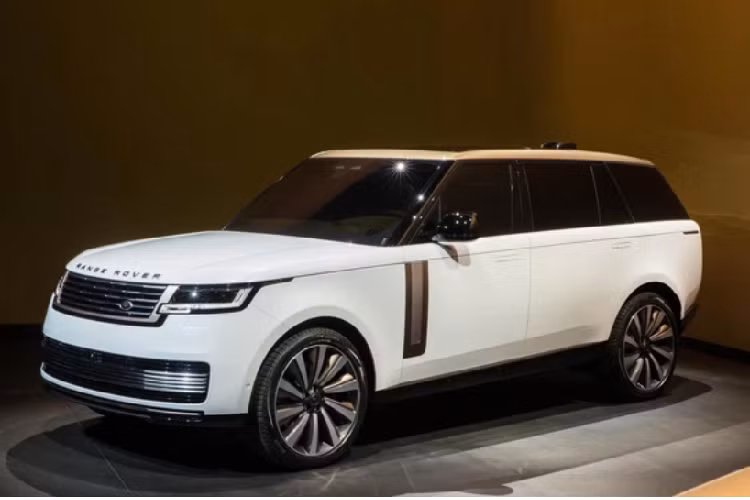 Hiện Range Rover 2022 đã bắt đầu nhận đơn đặt trước, dự kiến chính thức mở bán tại thị trường Mỹ vào quý I năm sau.