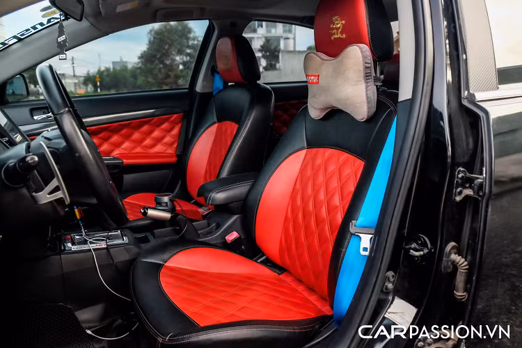 Ngoại thất của Lancer iO nguyên bản có thiết kế mang hơi hướng những chiếc Lancer Evolution với phần lưới tản nhiệt kích thước lớn. Để tăng sự hầm hố cho chiếc xe, chủ nhân đã độ lại bộ bodykit. 