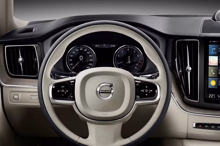 Bên cạnh đó, Volvo cung cấp cho khách hàng 3 gói tùy chọn nâng cấp gồm Inscription, R-Design và Polestar Engineered. Biến thể Inscription không có quá nhiều khác biệt so với bản tiêu chuẩn, xe được trang bị thêm một số tính năng cao cấp như đèn viền nội thất Ambient Light, hệ thống âm thanh 14 loa Harman-Kardon, đường viền ngoại thất mạ chrome và ghế bọc da cao cấp.