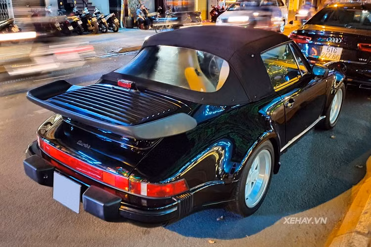 Theo tìm hiểu, trên cả nước hiện nay, số lượng xe Porsche 930 chỉ có 2 chiếc. Trong đó, một chiếc thuộc phiên bản Coupe (mui cứng) có nước sơn ngoại thất màu bạc từng thuộc sở hữu của một đại gia tại Hải Phòng và một chiếc thuộc bản mui trần mềm (Cabriolet) trong bài viết.