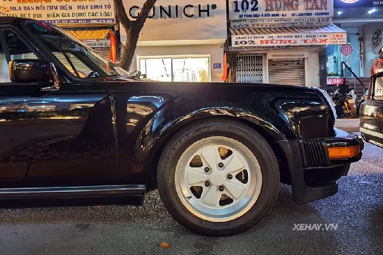 Đáng chú ý, chiếc xe Porsche 930 Turbo Cabriolet cổ điển này đã có tuổi đời lên tới hơn 30 năm nhưng cho đến nay, những giá trị cả về thẩm mỹ lẫn sức mạnh của xe đều vẫn đáng ngưỡng mộ.