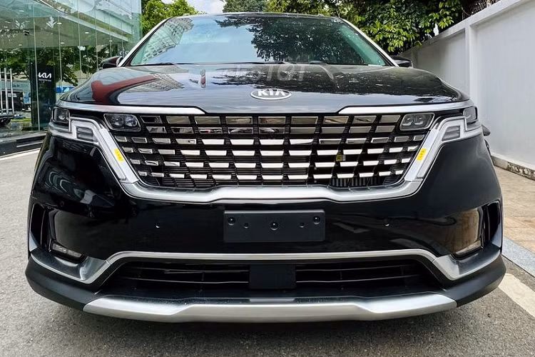 Kia Carnival 2022 bản cao nhất sở hữu động cơ xăng, dung tích 3.5 lít, cho công suất tối đa 268 mã lực và mô-men xoắn cực đại 331 Nm. Còn các phiên bản khác sử dụng động cơ diesel tăng áp, dung tích 2.2 lít, sản sinh công suất tối đa 199 mã lực và mô-men xoắn cực đại đạt 440 Nm. Cả 5 phiên bản xe Kia Carnival 202 đều sử dụng hộp số tự động 8 cấp và hệ dẫn động cầu trước