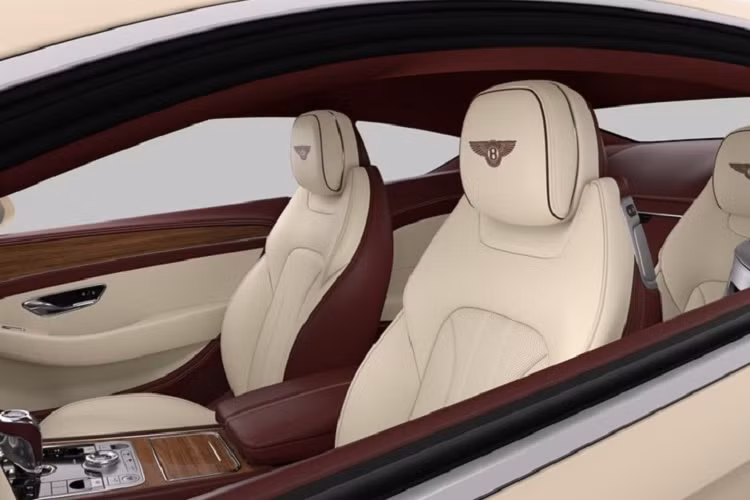 Màu sơn Old English White được xem như là di sản trên các mẫu xe Bentley vào năm 1950, cụ thể là chiếc xe Mulsanne đã khoác lên mình bộ áo này và khá thú vị là màu sơn Old English White rất được đại gia siêu xe Đặng Lê Nguyên Vũ, chủ của cà phê Trung Nguyên yêu thích.