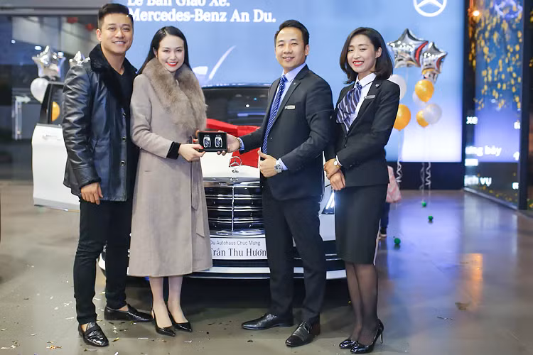 Lưới tản nhiệt trên S-Class mới là dạng 3 nan kép thay cho 4 nan đơn như trước đây, đi kèm với các sọc đứng màu đen bóng. Cản trước của xe được thiết kế liền khối với điểm nhấn là thanh chrome cỡ lớn nằm ngang. Cả hai phiên bản S 450 L và S 450 L Luxury đều sở hữu mâm xe mới, loại 5 chấu kép 18 inch hoặc 5 chấu kép cách điệu với 2 màu tương phản 19 inch. Cụm đèn hậu được chia ra thành 3 tầng với hiệu ứng “vệt sáng” phản quang. Cản sau được hạ thấp, liền khối theo phương ngang với thanh chrome ôm trọn hai ống xả.