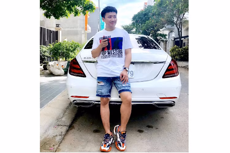 Với nam ca sĩ Tuấn Hưng, sau khi bán S450 L Luxury, anh vẫn còn ít nhất 2 chiếc xe khác để sử dụng là siêu xe Ferrari 488 GTB màu đỏ và mẫu MPV cao cấp Toyota Alphard mới tậu năm 2020. Hiện chưa rõ, sau khi bán chiếc xe sang Mercedes-Benz S450 L Luxury, nam ca sĩ này có mua thêm chiếc xe hạng sang nào khác để phục vụ di chuyển hàng ngày cho gia đình hay không.