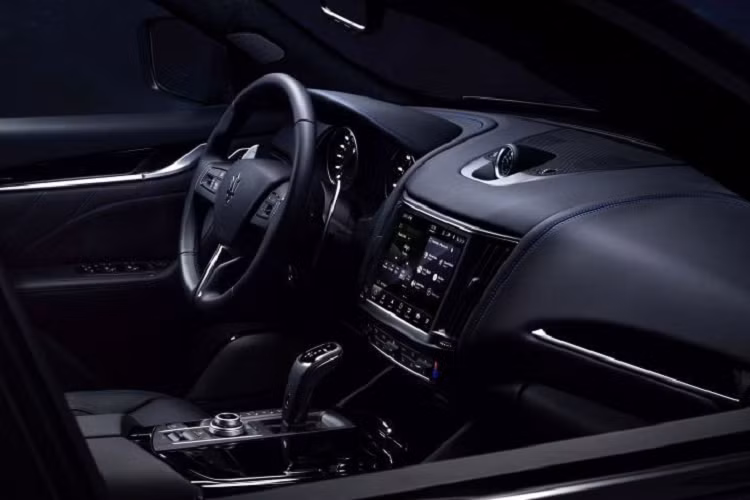 So với các phiên bản khác thuộc dòng Levante, bản Levante Hybrid có công suất lớn hơn, nhưng mômen xoắn lại thấp hơn so với bản máy dầu, có công suất 271 mã lực và mômen xoắn cực đại 600 Nm nhờ vào động cơ turbodiesel V6. 