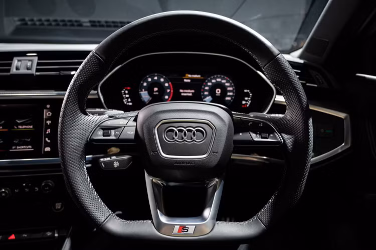 Với sự xuất hiện của 3 phiên bản hiệu suất, Audi Q3 tại Thái Lan có tổng cộng 6 phiên bản, giá bán từ 2,299 triệu baht đến 4,75 triệu baht (75.725 USD - 158.522 USD). Tại Việt Nam, Audi Q3 thế hệ mới được ra mắt vào năm ngoái với 4 phiên bản là Q3 tiêu chuẩn, Q3 Advanced, Q3 S line và Q3 Sportback 35 TFSI.