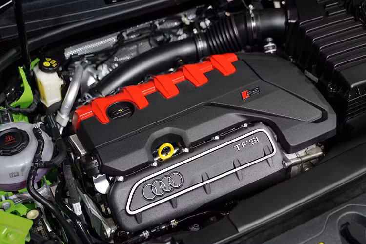 Về hiệu suất, Audi RS Q3 Sportback quattro có âm thanh động cơ uy lực nhờ hệ thống ống xả được tinh chỉnh. Hệ thống treo thể thao RS giúp thân xe thấp hơn 10 mm so với bản tiêu chuẩn. Sức mạnh của xe đến từ động cơ 5 xy-lanh thẳng hàng 2.5L tăng áp, hộp số tự động 7 cấp S Tronic và hệ dẫn động 4 bánh quattro.