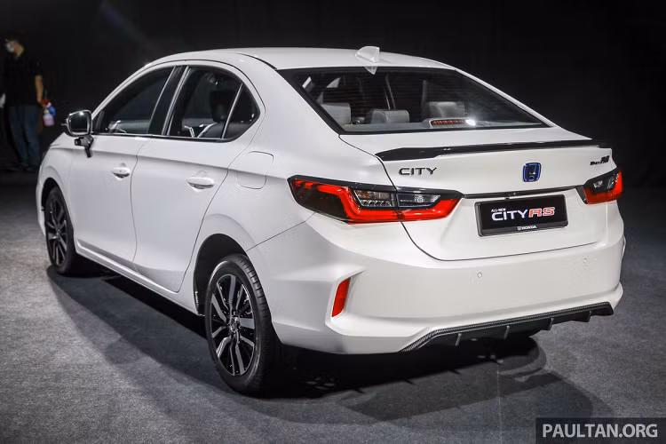 Honda City RS e:HEV 2021 mới có giá 25.700 USD (khoảng 595 triệu đồng), đắt hơn 4.800 USD so với phiên bản cao nhất của động cơ xăng. Ba phiên bản sử dụng động cơ xăng 1.5L là S, E, V có giá lần lượt là 17.900 USD, 19.700 USD, 20.900 USD (414 triệu đồng đến 484 triệu đồng).