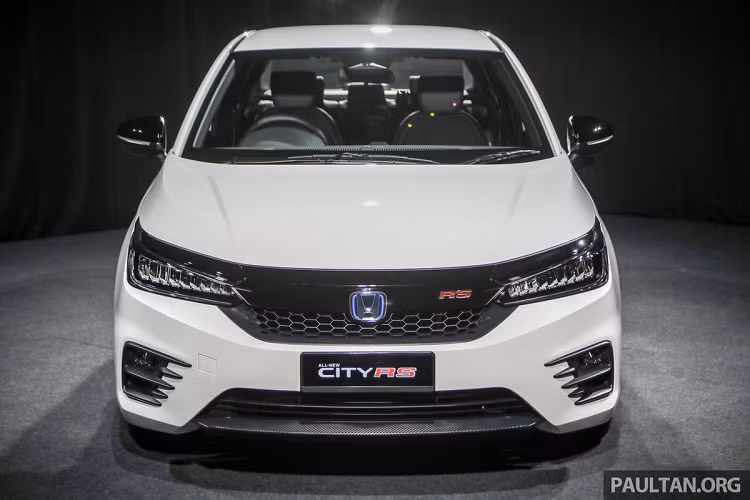 Honda City RS 2021 cũng đã được giới thiệu tại Việt Nam vào cuối năm 2020. City RS tại Việt Nam không sử dụng động cơ hybrid như ở Malaysia. Mẫu sedan thể thao chỉ được trang bị động cơ xăng 1.5L sản sinh công suất 119 mã lực và mô-men xoắn cực đại 145 Nm. Honda City 2021 tại Việt Nam có 3 phiên bản G, L và RS cùng mức giá 529 đến 599 triệu đồng.