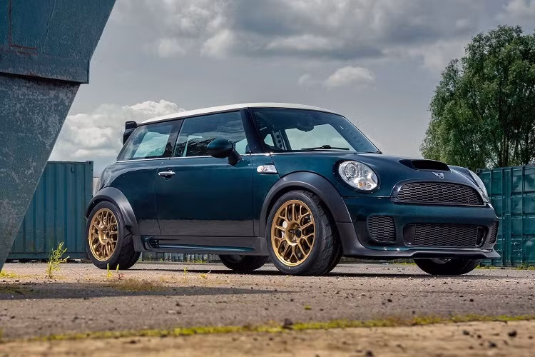 Cần 4 năm để hoàn thành việc nâng cấp chiếc MINI Cooper siêu mạnh này trở thành một cỗ máy tốc độ với khả năng vận hành vượt trội so với những phiên bản hiệu năng cao JCW của MINI.