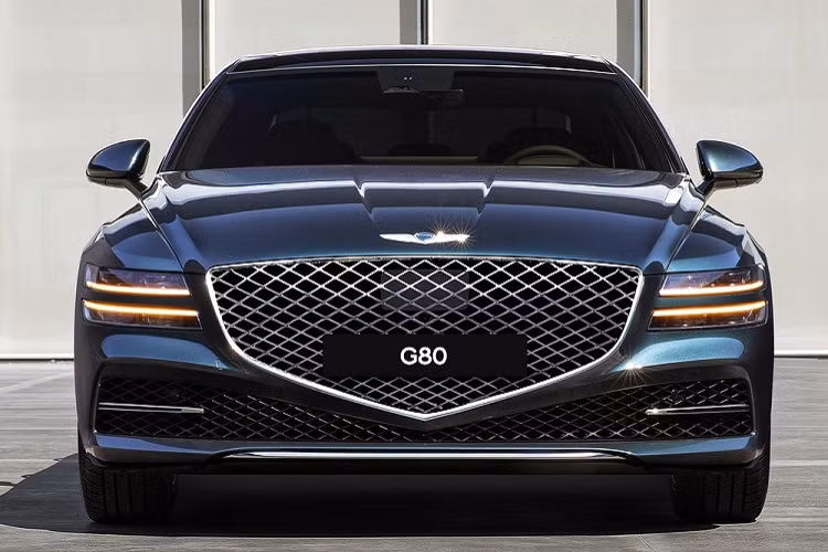 Về phần này, Genesis đã tiến hành nâng cấp hệ thống chiếu sáng cho những chiếc G80 mới. Còn những khách hàng đã sở hữu G80 từ trước thì có thể đem xe tới các điểm dịch vụ để được thay thế miễn phí. Đồng thời, hệ thống móc dành cho ghế an toàn trẻ em trên Genesis G80 cũng chỉ được đánh giá ở mức chấp nhận được, do vị trí của các móc bị thiết kế nằm chìm quá sau bên trong ghế, dẫn đến thao tác chưa dễ dàng đối với các bậc phụ huynh.