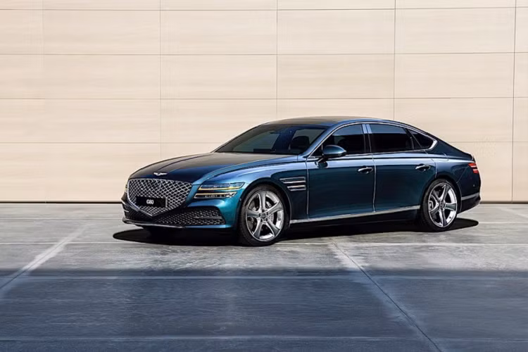 Chỉ tính riêng trong hạng mục các tính năng hỗ trợ người lái, Genesis G80 2021 mới cũng có thể khiến rất nhiều đối thủ sedan cỡ trung hạng sang phải "xấu hổ" trước danh sách option dày đặc của mình. 