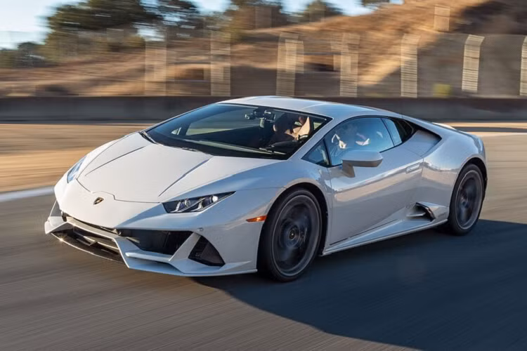 Sức mạnh của siêu xe Lamborghini Huracan EVO RWD chỉ được truyền đến bánh sau thông qua hộp số tự động ly hợp kép 7 cấp, nhờ đó, Lamborghini Huracan EVO dẫn động cầu sau đầu tiên về nước có thể tăng tốc từ vị trí xuất phát lên 100 km/h trong thời gian 3,2 giây trước khi đạt tốc độ tối đa 325 km/h.