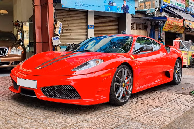 Về nguồn gốc, siêu phẩm Ferrari F430 Scuderia trong bài viết là chiếc F430 Scuderia thứ hai tại Việt Nam. Trong đó, cả 2 chiếc F430 Scuderia đều có nước sơn ngoại thất màu đỏ truyền thống và điểm khác biệt của cả hai nằm ở phần màu sọc kẻ đôi kéo dài từ nắp ca-pô cho tới phía sau xe.