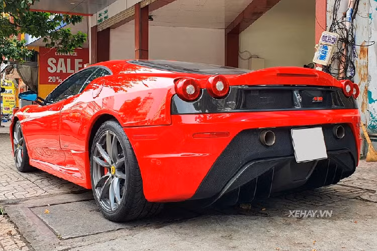 Ferrari F430 Scuderia được ra mắt lần đầu tiên hồi năm 2007 tại Frankfurt Motor Show là do chính tay đua huyền thoại Michael Schumacher giới thiệu. Mẫu xe này được phát triển từ nguyên mẫu F430 tiêu chuẩn và là đối thủ trực tiếp với mẫu Lamborghini Gallardo Superleggera.