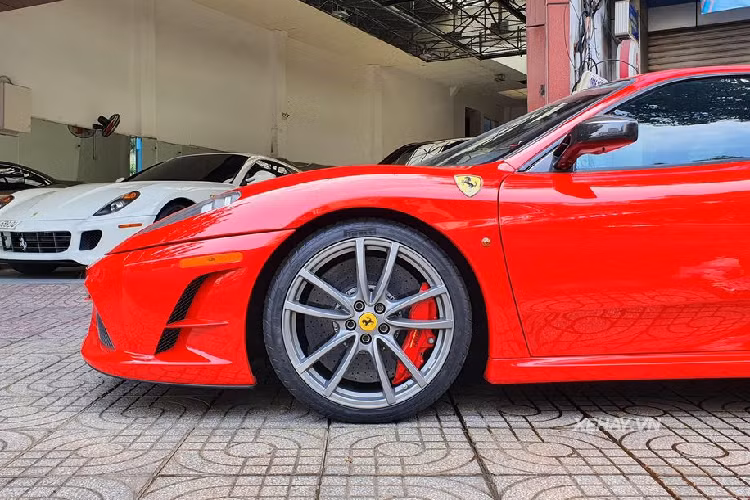 Ngoài ra, hộp số của Ferrari F430 Scuderia cũng đã được tinh chỉnh lại so với nguyên mẫu F430 nhằm cho ra khả năng chuyển số tức thời linh hoạt hơn hay hệ thống xả, nạp mới giúp gia tăng công suất.