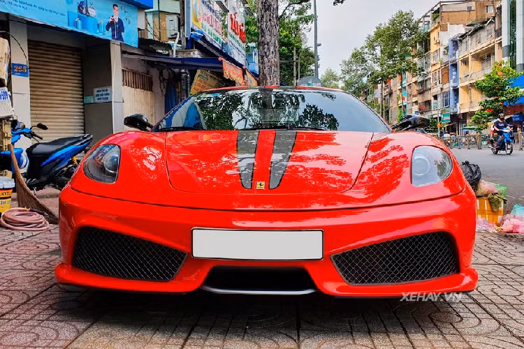 "Trái tim" của Ferrari F430 Scuderia là khối động cơ V8 4.3l, sản sinh công suất tới 503 mã lực tại 8.500 vòng/phút và 470 Nm mô-men xoắn tại 5.250 vòng/phút. Từ đó, siêu xe nước Ý có thể dễ dàng tăng tốc từ 0 - 100 km/h chỉ trong 3,6 giây trước khi đạt vận tốc tối đa 319 km/h.