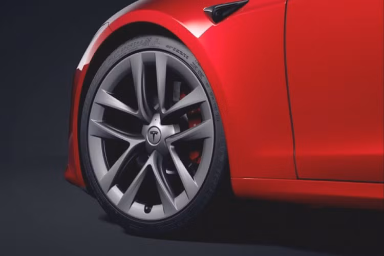 Tùy chọn hệ thống phanh gốm carbon mới này dự kiến sẽ được tung ra sớm nhất vào khoảng giữa năm sau và chỉ phù hợp với những chiếc Model S Plaid đang sử dụng bộ mâm Arachnid 21 inch. Tesla Model S Plaid hiện được trang bị hệ thống phanh cùng kích thước với Model S Performance, bao gồm các đĩa phanh cỡ nhỏ và kẹp phanh 4 piston.